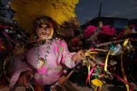 Lunes 7 de marzo. Los danzantes del Caranval Zoque coiteco recorren las calles de Ocosocuautla bailando y gritando dentro de la guerra de talco que caracteriza a esta fiesta de la depresión central del estado de Chiapas.