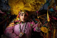 Lunes 7 de marzo. Los danzantes del Caranval Zoque coiteco recorren las calles de Ocosocuautla bailando y gritando dentro de la guerra de talco que caracteriza a esta fiesta de la depresión central del estado de Chiapas.