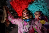 Lunes 7 de marzo. Los danzantes del Caranval Zoque coiteco recorren las calles de Ocosocuautla bailando y gritando dentro de la guerra de talco que caracteriza a esta fiesta de la depresión central del estado de Chiapas.