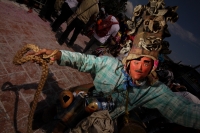 Lunes 7 de marzo. Los danzantes del Caranval Zoque coiteco recorren las calles de Ocosocuautla bailando y gritando dentro de la guerra de talco que caracteriza a esta fiesta de la depresión central del estado de Chiapas.