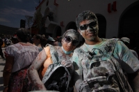 Lunes 7 de marzo. Los danzantes del Caranval Zoque coiteco recorren las calles de Ocosocuautla bailando y gritando dentro de la guerra de talco que caracteriza a esta fiesta de la depresión central del estado de Chiapas.