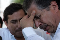 Jesús Ortega, dirigente del PRD durante la reunión que sostuvo con militantes en la ciudad de Tuxtla Gutiérrez, habla con Alejandro Gambia líder estatal de este partido en Chiapas.