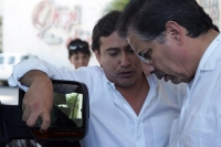 Jesús Ortega, dirigente del PRD durante la reunión que sostuvo con militantes en la ciudad de Tuxtla Gutiérrez, habla con Alejandro Gambia líder estatal de este partido en Chiapas.