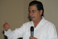 Jesús Ortega, dirigente del PRD durante la reunión que sostuvo con militantes en la ciudad de Tuxtla Gutiérrez, habla con Alejandro Gambia líder estatal de este partido en Chiapas.