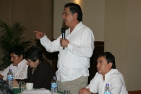 Jesús Ortega, dirigente del PRD durante la reunión que sostuvo con militantes en la ciudad de Tuxtla Gutiérrez, habla con Alejandro Gambia líder estatal de este partido en Chiapas.