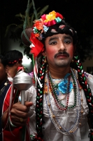 Jueves 8 de enero del 2014. Chiapa de Corzo. Las Chuntaes. Los danzantes vestidos a la usanza de las mujeres de la depresión central de Chiapas bailan y gritan en las calles de esta comunidad ribereña haciendo el llamado a la fiesta, algarabía y arrechura