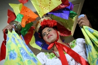 Jueves 8 de enero del 2014. Chiapa de Corzo. Las Chuntaes. Los danzantes vestidos a la usanza de las mujeres de la depresión central de Chiapas bailan y gritan en las calles de esta comunidad ribereña haciendo el llamado a la fiesta, algarabía y arrechura