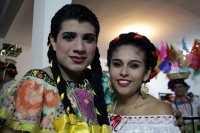 Jueves 8 de enero del 2014. Chiapa de Corzo. Las Chuntaes. Los danzantes vestidos a la usanza de las mujeres de la depresión central de Chiapas bailan y gritan en las calles de esta comunidad ribereña haciendo el llamado a la fiesta, algarabía y arrechura