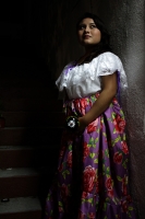 Jueves 8 de enero del 2014. Chiapa de Corzo. Las Chuntaes. Los danzantes vestidos a la usanza de las mujeres de la depresión central de Chiapas bailan y gritan en las calles de esta comunidad ribereña haciendo el llamado a la fiesta, algarabía y arrechura