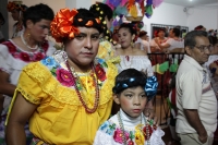Jueves 8 de enero del 2014. Chiapa de Corzo. Las Chuntaes. Los danzantes vestidos a la usanza de las mujeres de la depresión central de Chiapas bailan y gritan en las calles de esta comunidad ribereña haciendo el llamado a la fiesta, algarabía y arrechura