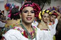 Jueves 8 de enero del 2014. Chiapa de Corzo. Las Chuntaes. Los danzantes vestidos a la usanza de las mujeres de la depresión central de Chiapas bailan y gritan en las calles de esta comunidad ribereña haciendo el llamado a la fiesta, algarabía y arrechura