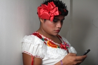 Jueves 8 de enero del 2014. Chiapa de Corzo. Las Chuntaes. Los danzantes vestidos a la usanza de las mujeres de la depresión central de Chiapas bailan y gritan en las calles de esta comunidad ribereña haciendo el llamado a la fiesta, algarabía y arrechura