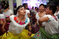 Domingo 10 de diciembre del 2016. Chiapa de Corzo. El grupo de estudiantes y maestros del CONALEP-Chiapa de Corzo, realiza el tradicional recorrido de Chuntaes por las principales calles y ermitas de esta colonial ciudad de la ribera del Rio Grijalva.
