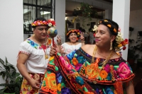 Domingo 8 de enero del 2017. Chiapa de Corzo.  Las Chuntá gritan y bailan al entrar la noche en las calles de esta comunidad de la ribera del Grijalva anunciando el inicio de la Fiesta Grande Chiapas.
