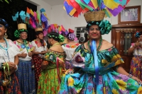 Domingo 8 de enero del 2017. Chiapa de Corzo.  Las Chuntá gritan y bailan al entrar la noche en las calles de esta comunidad de la ribera del Grijalva anunciando el inicio de la Fiesta Grande Chiapas.