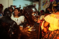 Domingo 8 de enero del 2017. Chiapa de Corzo.  Las Chuntá gritan y bailan al entrar la noche en las calles de esta comunidad de la ribera del Grijalva anunciando el inicio de la Fiesta Grande Chiapas.