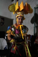 Domingo 8 de enero del 2017. Chiapa de Corzo. Las Chuntá gritan y bailan al entrar la noche en las calles de esta comunidad de la ribera del Grijalva anunciando el inicio de la Fiesta Grande Chiapas.