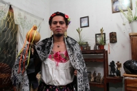 Domingo 8 de enero del 2017. Chiapa de Corzo. Las Chuntá gritan y bailan al entrar la noche en las calles de esta comunidad de la ribera del Grijalva anunciando el inicio de la Fiesta Grande Chiapas.