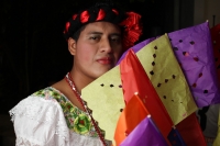 Jueves 8 de enero del 2014. Chiapa de Corzo. Las Chuntaes. Los danzantes vestidos a la usanza de las mujeres de la depresión central de Chiapas bailan y gritan en las calles de esta comunidad ribereña haciendo el llamado a la fiesta, algarabía y arrechura