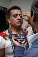 Jueves 8 de enero del 2014. Chiapa de Corzo. Las Chuntaes. Los danzantes vestidos a la usanza de las mujeres de la depresión central de Chiapas bailan y gritan en las calles de esta comunidad ribereña haciendo el llamado a la fiesta, algarabía y arrechura