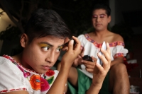 Jueves 8 de enero del 2014. Chiapa de Corzo. Las Chuntaes. Los danzantes vestidos a la usanza de las mujeres de la depresión central de Chiapas bailan y gritan en las calles de esta comunidad ribereña haciendo el llamado a la fiesta, algarabía y arrechura