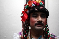Jueves 8 de enero del 2014. Chiapa de Corzo. Las Chuntaes. Los danzantes vestidos a la usanza de las mujeres de la depresión central de Chiapas bailan y gritan en las calles de esta comunidad ribereña haciendo el llamado a la fiesta, algarabía y arrechura