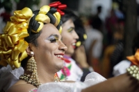 Jueves 8 de enero del 2014. Chiapa de Corzo. Las Chuntaes. Los danzantes vestidos a la usanza de las mujeres de la depresión central de Chiapas bailan y gritan en las calles de esta comunidad ribereña haciendo el llamado a la fiesta, algarabía y arrechura