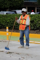 Jueves 17 de noviembre del 2016. Tuxtla Gutiérrez. Dándole una última mano a la nueva ciclo vía en el bulevar Belisario Domínguez