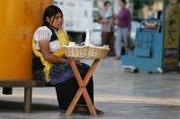 Martes 9 de noviembre. A pesar de las diferentes legislaciones para controlar el consumo de tabaco en la población, en la capital del estado puede observarse la venta informal de cigarrillos los cuales son vendidos por indígenas y menores de edad en calle