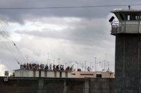 Los presos del penal El Amate en la ciudad de Cintalapa mantienen un motín desde la tarde de este miércoles sitiando las instalaciones las cuales son resguardadas por millar de elementos de las corporaciones policíacas, a la hora no a trascendido una vers