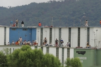 Los presos del penal El Amate en la ciudad de Cintalapa mantienen un motín desde la tarde de este miércoles sitiando las instalaciones las cuales son resguardadas por millar de elementos de las corporaciones policíacas, a la hora no a trascendido una vers