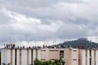 Los presos del penal El Amate en la ciudad de Cintalapa mantienen un motín desde la tarde de este miércoles sitiando las instalaciones las cuales son resguardadas por millar de elementos de las corporaciones policíacas, a la hora no a trascendido una vers