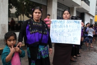 Lunes 3 de septiembre del 2018. Tuxtla Gutiérrez. Organizaciones sociales realizan una cadena humana rodeando las instalaciones del congreso local para protestar en contra de Manuel Velazco Coello