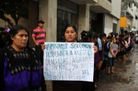 Lunes 3 de septiembre del 2018. Tuxtla Gutiérrez. Organizaciones sociales realizan una cadena humana rodeando las instalaciones del congreso local para protestar en contra de Manuel Velazco Coello