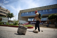 20210629. Tuxtla G. Militantes de la CIOAC-Histórica cierran la vialidad en las instalaciones de la Fiscalía General de Chiapas