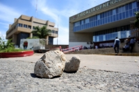 20210629. Tuxtla G. Militantes de la CIOAC-Histórica cierran la vialidad en las instalaciones de la Fiscalía General de Chiapas