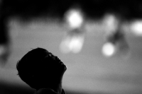 Sábado 18 de octubre del 2014. Tuxtla Gutiérrez. Claroscuros de un niño viendo el fut bol bajo la lluvia.