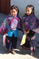 Lunes 20 de agosto del 2012. San Lorenzo Zinacantan. Las niñas indigenas portan con orgullo la vestimenta tradicional de los parajes de Los Altos de Chiapas, los cuales son elaborados en telares rudimentarios en las casas de las artesanas locales. Las jóv