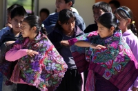 Lunes 20 de agosto del 2012. San Lorenzo Zinacantan. Las niñas indigenas portan con orgullo la vestimenta tradicional de los parajes de Los Altos de Chiapas, los cuales son elaborados en telares rudimentarios en las casas de las artesanas locales. Las jóv