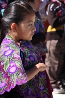 Lunes 20 de agosto del 2012. San Lorenzo Zinacantan. Las niñas indigenas portan con orgullo la vestimenta tradicional de los parajes de Los Altos de Chiapas, los cuales son elaborados en telares rudimentarios en las casas de las artesanas locales. Las jóv