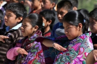 Lunes 20 de agosto del 2012. San Lorenzo Zinacantan. Las niñas indigenas portan con orgullo la vestimenta tradicional de los parajes de Los Altos de Chiapas, los cuales son elaborados en telares rudimentarios en las casas de las artesanas locales. Las jóv