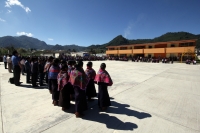 Lunes 20 de agosto del 2012. San Lorenzo Zinacantan. Las niñas indigenas portan con orgullo la vestimenta tradicional de los parajes de Los Altos de Chiapas, los cuales son elaborados en telares rudimentarios en las casas de las artesanas locales. Las jóv