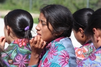 Lunes 20 de agosto del 2012. San Lorenzo Zinacantan. Las niñas indigenas portan con orgullo la vestimenta tradicional de los parajes de Los Altos de Chiapas, los cuales son elaborados en telares rudimentarios en las casas de las artesanas locales. Las jóv