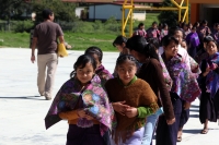 Lunes 20 de agosto del 2012. San Lorenzo Zinacantan. Las niñas indigenas portan con orgullo la vestimenta tradicional de los parajes de Los Altos de Chiapas, los cuales son elaborados en telares rudimentarios en las casas de las artesanas locales. Las jóv