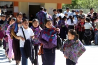Lunes 20 de agosto del 2012. San Lorenzo Zinacantan. Las niñas indigenas portan con orgullo la vestimenta tradicional de los parajes de Los Altos de Chiapas, los cuales son elaborados en telares rudimentarios en las casas de las artesanas locales. Las jóv