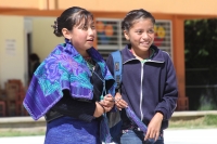 Lunes 20 de agosto del 2012. San Lorenzo Zinacantan. Las niñas indigenas portan con orgullo la vestimenta tradicional de los parajes de Los Altos de Chiapas, los cuales son elaborados en telares rudimentarios en las casas de las artesanas locales. Las jóv