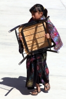 Lunes 20 de agosto del 2012. San Lorenzo Zinacantan. Las niñas indigenas portan con orgullo la vestimenta tradicional de los parajes de Los Altos de Chiapas, los cuales son elaborados en telares rudimentarios en las casas de las artesanas locales. Las jóv