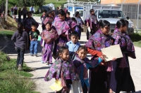 Lunes 20 de agosto del 2012. San Lorenzo Zinacantan. Las niñas indigenas portan con orgullo la vestimenta tradicional de los parajes de Los Altos de Chiapas, los cuales son elaborados en telares rudimentarios en las casas de las artesanas locales. Las jóv