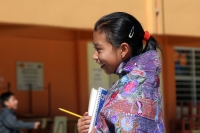 Lunes 20 de agosto del 2012. San Lorenzo Zinacantan. Las niñas indigenas portan con orgullo la vestimenta tradicional de los parajes de Los Altos de Chiapas, los cuales son elaborados en telares rudimentarios en las casas de las artesanas locales. Las jóv