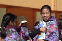 Lunes 20 de agosto del 2012. San Lorenzo Zinacantan. Las niñas indigenas portan con orgullo la vestimenta tradicional de los parajes de Los Altos de Chiapas, los cuales son elaborados en telares rudimentarios en las casas de las artesanas locales. Las jóv